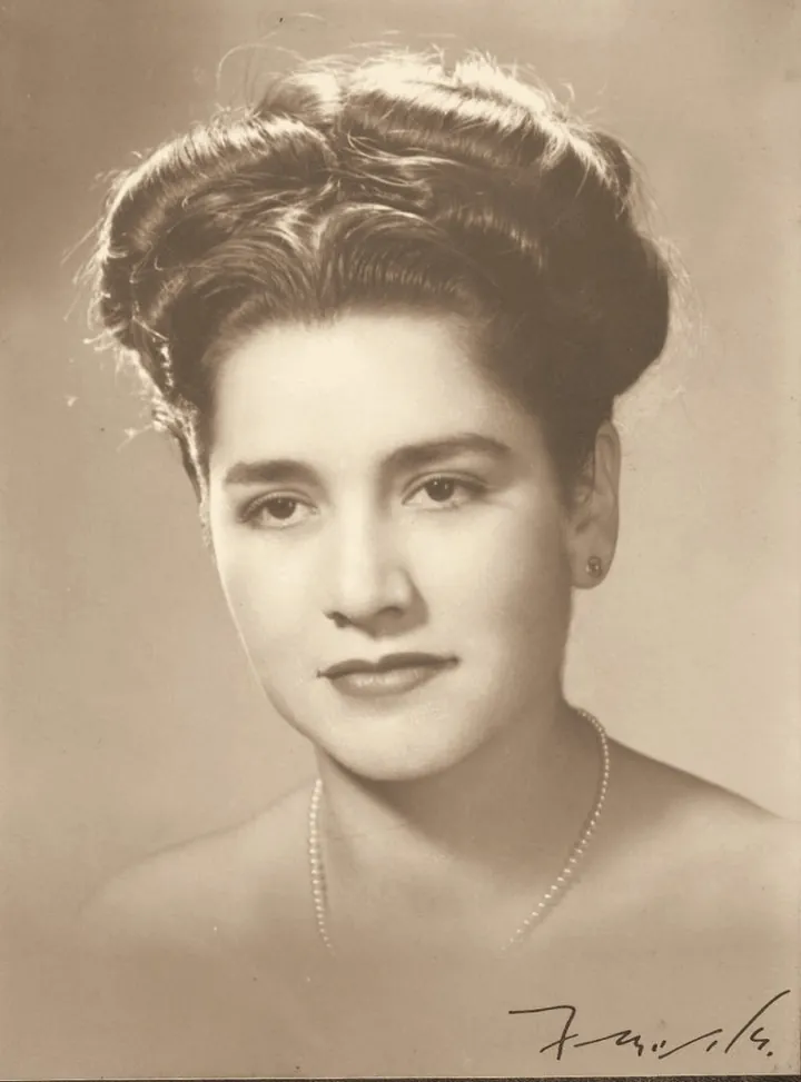 Foto antigua de estudio: la abuela Dicha a sus veinte años, con el pelo tomado y un collar de perlas